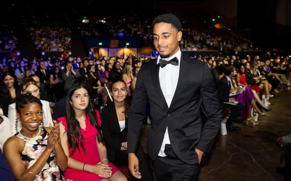 Reo Gay, estudiante de Western High School, camina hacia el escenario después de ganar en la categoría Medios Digitales e Interactivos, durante la 66° ceremonia anual de los Premios Silver Knight del Miami Herald y el Nuevo Herald, celebrada el 22 de mayo de 2024 en el James L. Knight Center, en Miami.