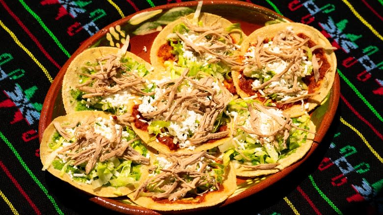 plate of chalupas mexicanas