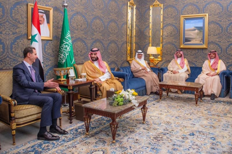 Crown Prince of Saudi Arabia Mohammed bin Salman al-Saud (2nd L) and Syrian President Bashar al-Assad (L) hold a joint meeting on the sidelines of the 33rd Arab League Summit. -/Saudi Press Agency/dpa