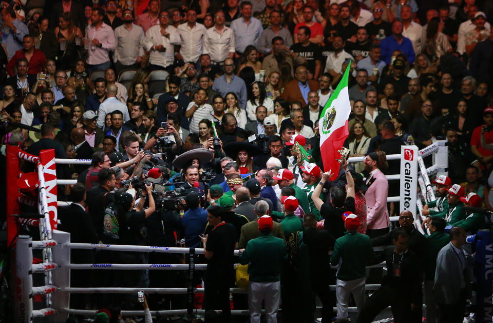 Canelo se impone sobre Ryder y celebra su triunfo