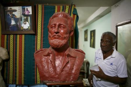 Sculptor Amable Morales, 83, shows a bust of former Cuban President Fidel Castro in his home in downtown Havana April 12, 2016. REUTERS/Alexandre Meneghini