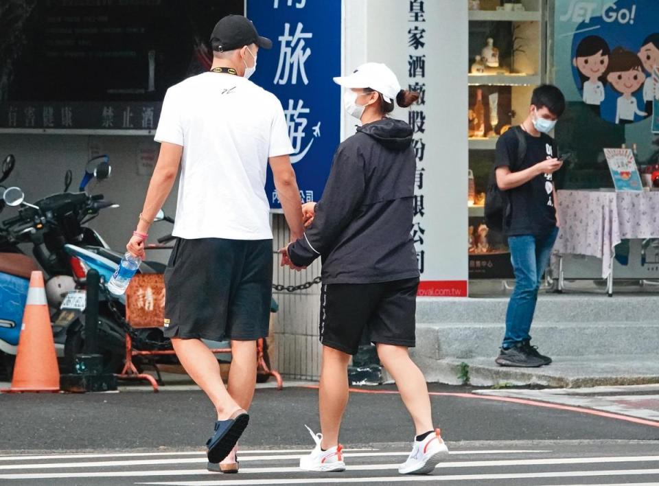 16:59 過馬路時，王齊麟緊緊牽住女友的手，可見小別勝新婚。