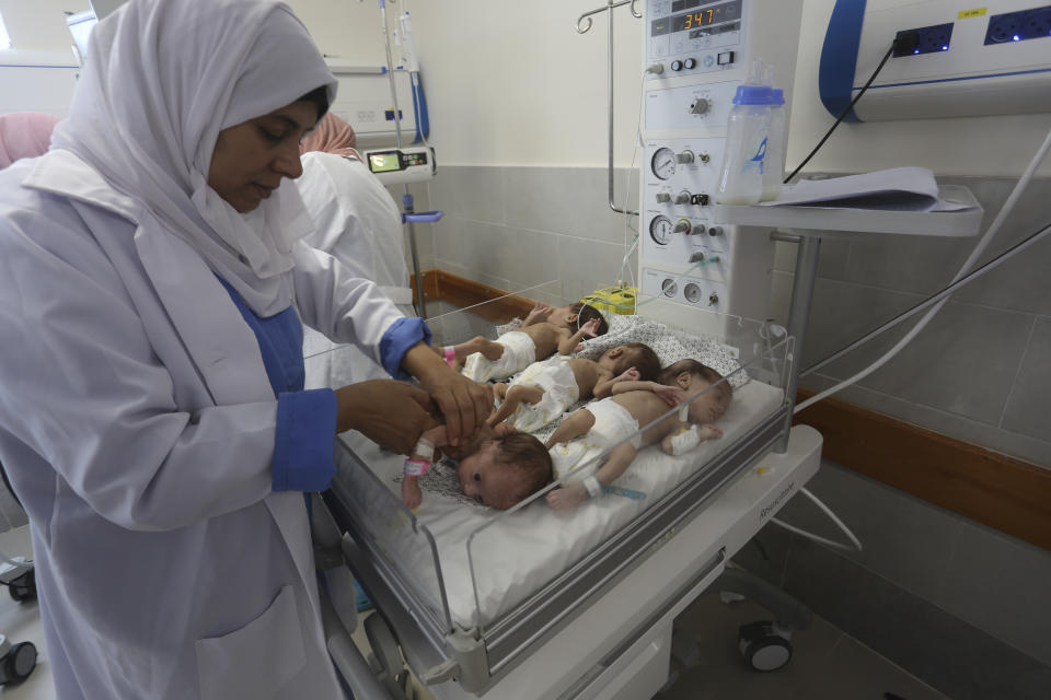 Personal médico atiende a bebés palestinos prematuros trasladados desde el hospital de Shifa, en Ciudad de Gaza, al hospital de Raffah, en la Franja de Gaza, el domingo 19 de noviembre de 2023. (AP Foto/Hatem Ali)