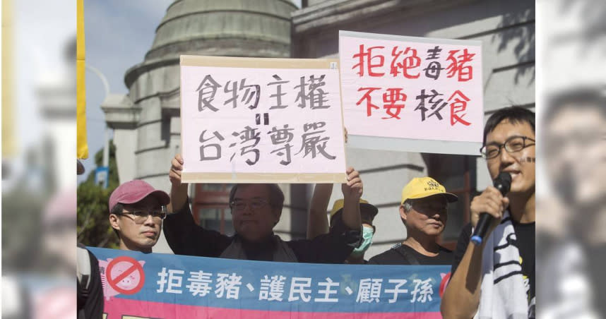 台灣申請加入CPTPP，也引發未來開放農產品進口國門疑慮。圖為民眾在2020秋鬥現場高舉「食物主權＝台灣尊嚴」、「拒絕毒豬 不要核食」等標語。（圖／報系資料庫）