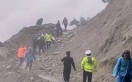 雲南省的獨龍江公路在當地時間 2 日因降雨導致發生山體滑坡事故，造成300名遊客受困。   圖 : 翻攝自騰訊網