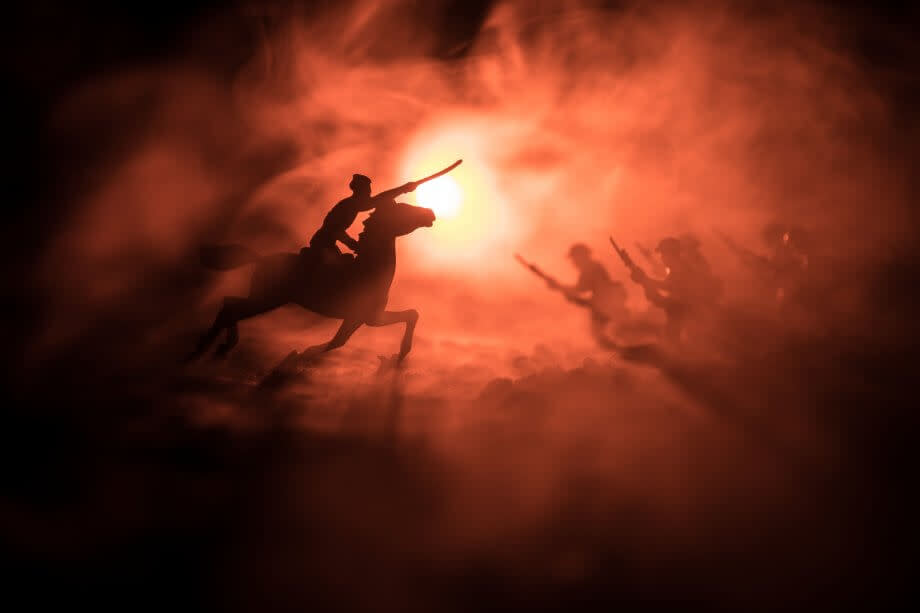 Weltkriegsoffizier (oder Krieger) reiten auf dem Pferd mit einem Schwert, das bereit ist zu kämpfen, und Soldaten auf dunkelnebelfarbenem Hintergrund. Schlachtfeld von Kampfsoldaten. Selektiver Fokus
