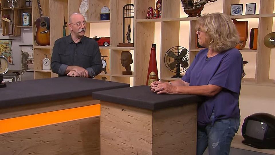 "Du hast was Komisches mitgebracht", begrüßte der Moderator Hannelore Gruner-Sturm am Expertentisch. "Wo hast du dieses Teil da her?" (Bild: ZDF)