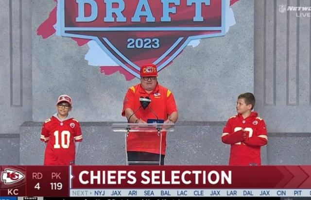 Actor Eric Stonestreet praises Chiefs fans while announcing KC's  fourth-round draft pick