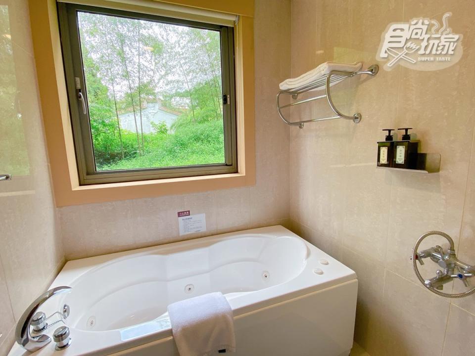 部分房型浴室還能邊泡澡邊欣賞綠意。
