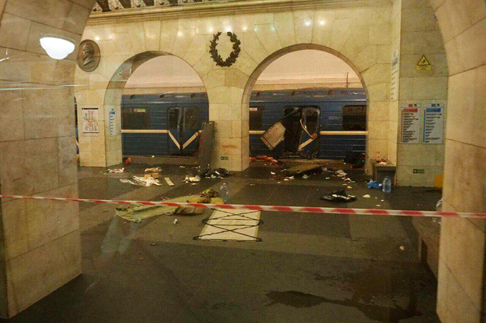 A subway train hit by a explosion stays at the Tekhnologichesky Institut subway station in St.Petersburg, Russia, Monday, April 3, 2017. The subway in the Russian city of St. Petersburg is reporting that several people have been injured in an explosion on a subway train. (AP Photo/www.vk.com/spb_today via AP)