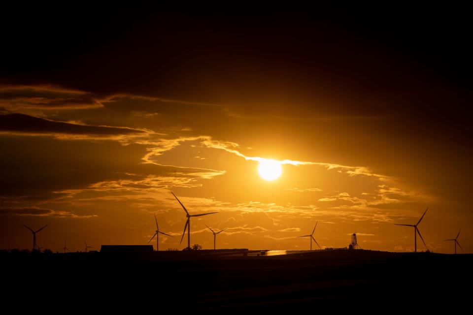 Shifting to more renewable sources, such as wind and solar, can be done without sacrificing reliability, experts said. Credit: STEFANI REYNOLDS, AFP via Getty Images