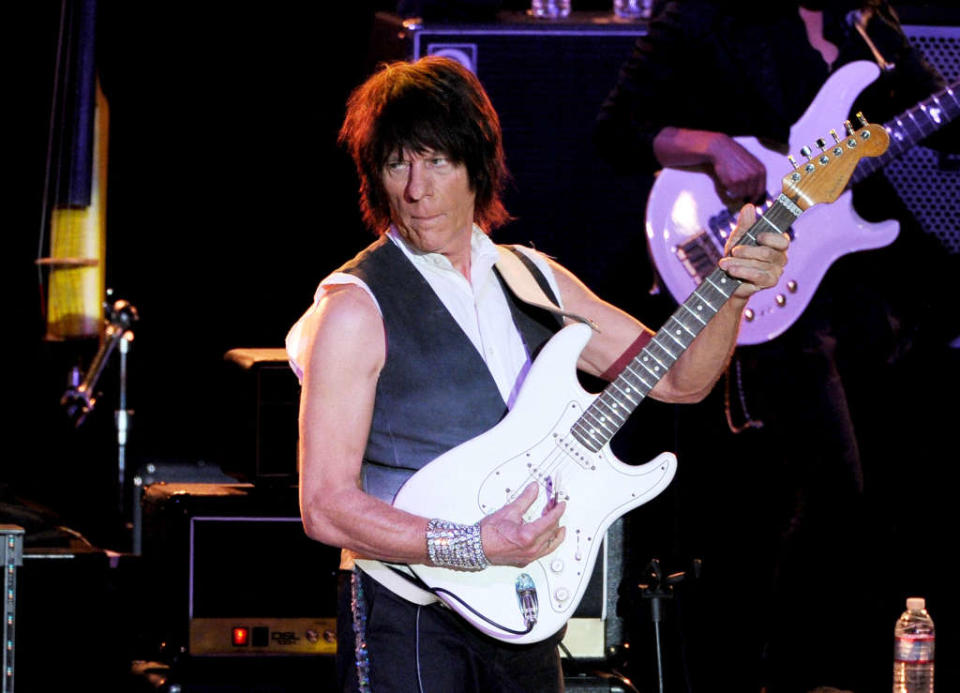 11 janvier - Jeff Beck <br> 
Le guitariste britannique de légende Jeff Beck est mort à l’âge de 78 ans. L’artiste, devenu célèbre avec le groupe de rock des années 60 The Yardbirds, est décédé des suites d’une méningite, a annoncé sa famille mercredi 11 janvier au soir dans un communiqué.