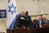 French President Francois Hollande (2ndL) embraces Israel's Prime Minister Benjamin Netanyahu (L) near Knesset President Yuli-Yoel Edelstein (2ndR) and Israel's President Shimon Peres (R) who applauds at the Knesset, the Israeli parliament, in Jerusalem, November 18, 2013. REUTERS/Philippe Wojazer