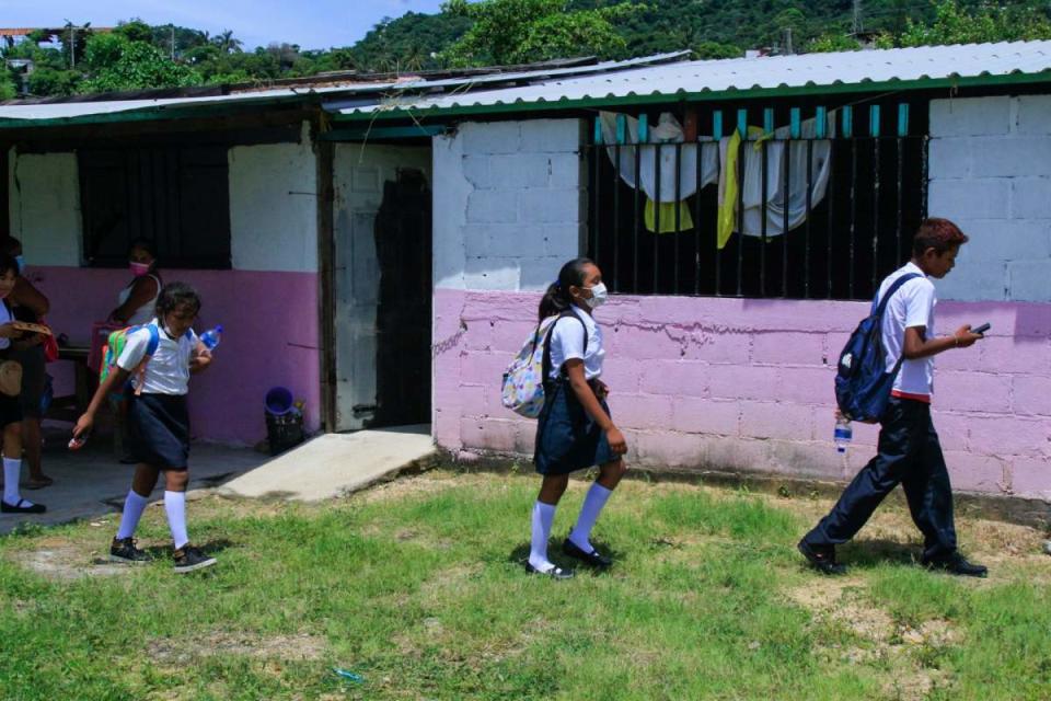 Hombres armados irrumpieron en la escuela primaria Juan Ruíz de Alarcón de Coyuca de Benítez. Foto: Cuartoscuro