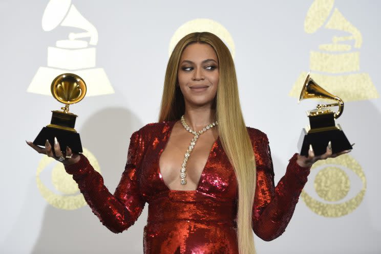 Hier das Original: Beyoncé präsentiert zwei ihrer Grammys. (Bild: AP Photo)