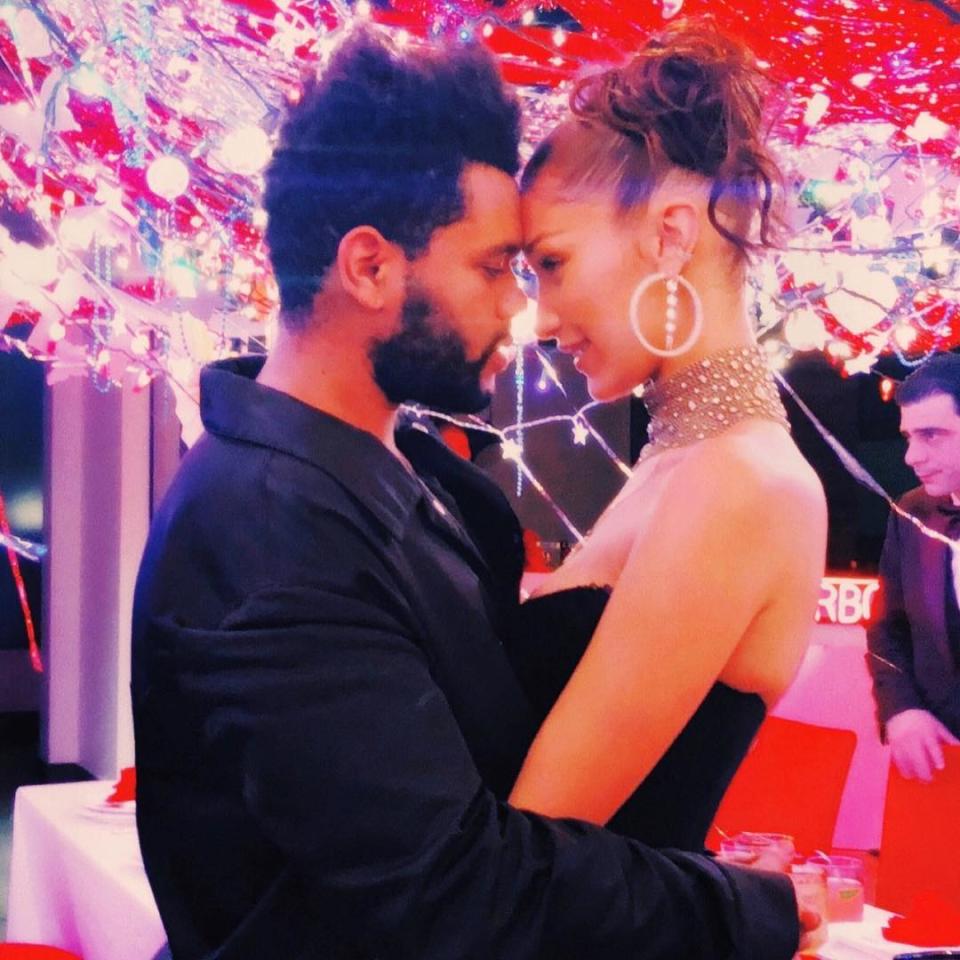 <p>Au printemps 2015, Bella Hadid et The Weeknd se rencontrent pour la première fois. A peine neuf mois plus tard, ils se séparent. Si The Weeknd s’est consolé, un temps, dans les bras de Selena Gomez, il s’est ensuite remis avec Bella Hadid. Crédit photo : Instagram bellahadid </p>