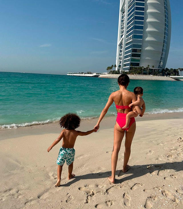 Hiba Abouk con sus hijos en la playa 