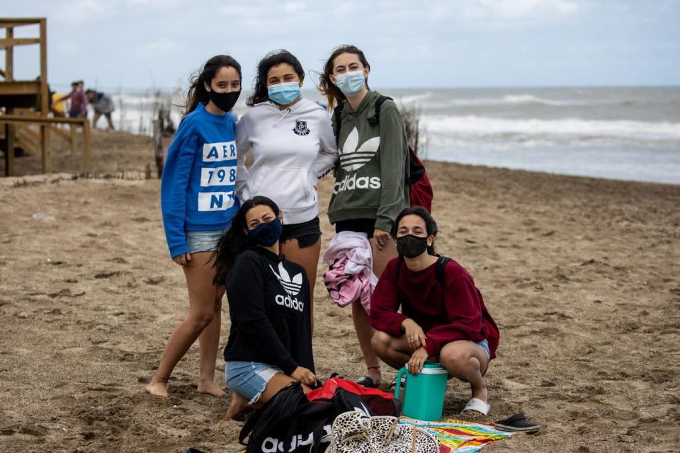 Agustina, Micaela, Zoe, Julieta y Martina, cambiaron Villa Gesell por Pinamar para pasar sus vacaciones este año