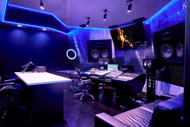 <p>Booking.com</p> The recording studio