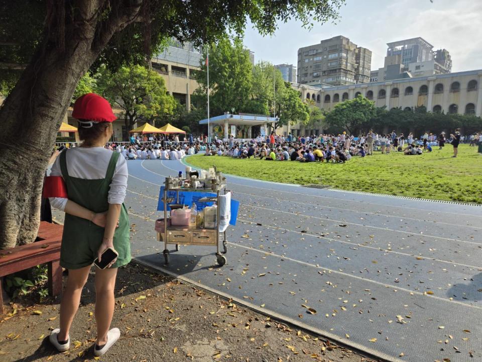 0403大地震全臺有感，北市幸安國小全校師生疏散集結在操場，急救車現場支援