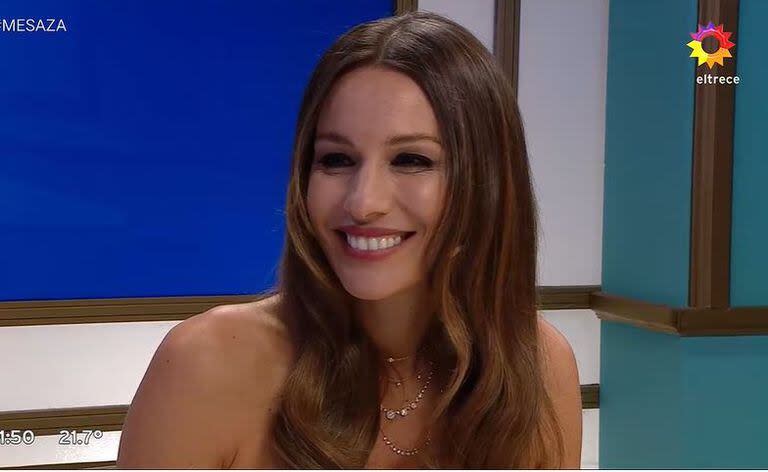 Pampita en la mesa de Mirtha Legrand, siempre con su característica sonrisa