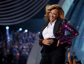 Le 28 août 2011, Beyoncé monte sur la scène des MTV Video Music Awards pour interpréter <em>Love On Top</em>. Lors de sa performance, elle dévoile un ventre bien rebondi, le caresse et dit : "<em>je veux que vous sentiez l’amour qui est en train de grandir en moi</em>". Pas de doute, l’épouse de Jay-Z est enceinte. Cette bonne nouvelle va rapidement être assombrie par une polémique. En s’asseyant sur le fauteuil de l’émission australienne <em>Sunday Night</em>, la chanteuse dévoile un pli abdominal qui semble suspect aux yeux de certains. Elle est alors accusée de porter un faux ventre de femme enceinte et de feindre une grossesse ! Selon ses détracteurs, la star aurait fait appel à une mère porteuse et ne voudrait pas que cela se sache. Une rumeur qu’elle a rapidement balayée d’un revers de la main afin de se concentrer sur l’essentiel : l’arrivée d’un bébé. Le 7 janvier 2012, Blue Ivy, la fille du power couple voit le jour à New York. Jay-Z qui la surnomme Baby Blue écrit alors sur son compte Twitter que "<em>c’est la plus belle expérience de leur vie</em>". ©<em>Getty Images</em>