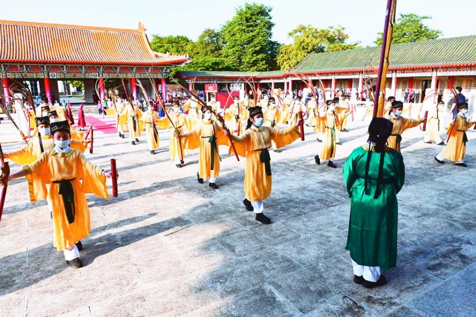 高雄市祭孔典禮由舊城國小擔任八佾舞生。　（記者王正平翻攝）