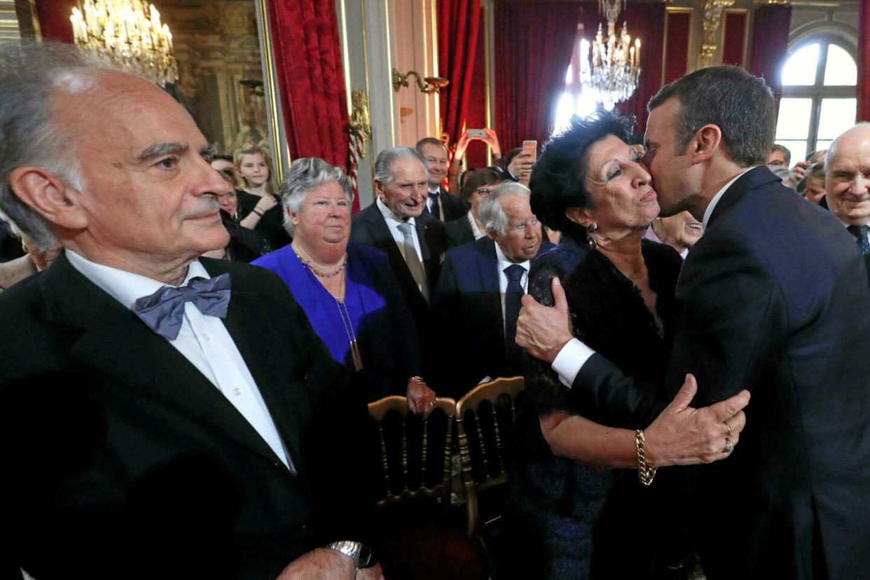 Emmanuel Macron avec ses parents, Jean-Michel Macron (à gauche) et Françoise Nogues, lors de la cérémonie d'investiture présidentielle à l'Élysée, le 14 mai 2017.  - Credit:Philippe Wojazer/AP/SIPA / SIPA / Philippe Wojazer/AP/SIPA