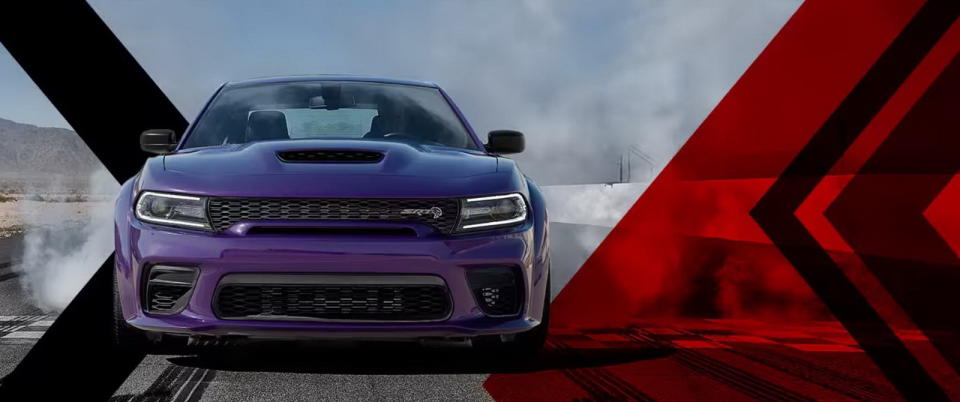 圖／唐老大開著Dodge Charger Hellcat美式肌肉車，幾乎在《玩命關頭》系列中的每一集必出現的場面。