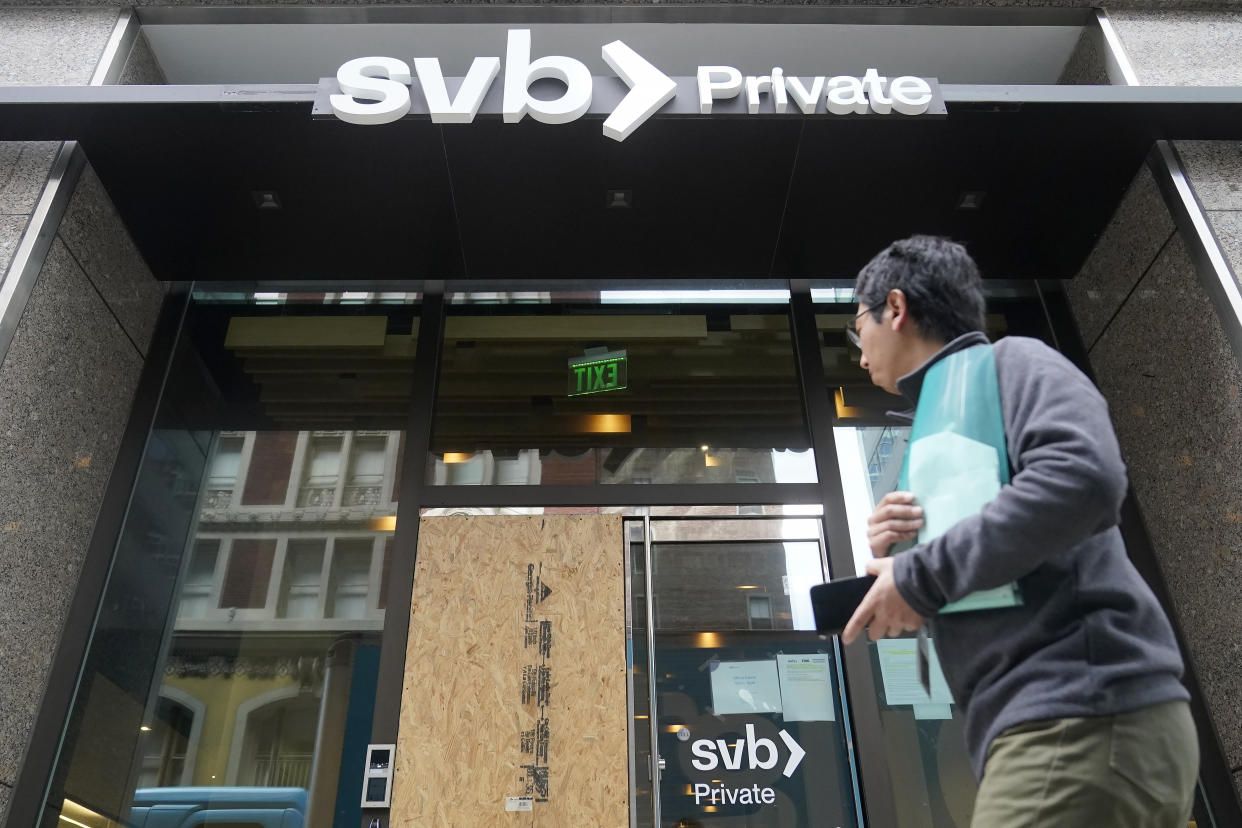 Silicon Valley Bank clients withdraw their money in San Francisco, on March 13,  2023. (Credit: Jeff Chiu, AP)