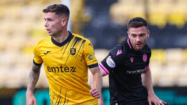 Livingston 1-1 St Mirren: St Mirren salvage late point to go top of the  table