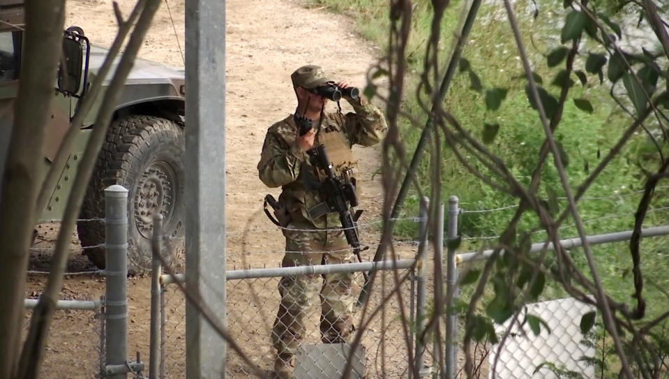 Un militar de la Guardia Nacional observa armado hacia el Río Grande en el área de Roma, Texas, fronteriza con México, el pasado 10 de abril de 2018. (AP)