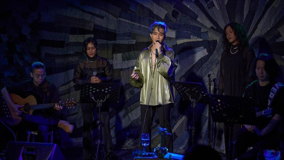 大Q秉洛即興唱跳近期抖音超夯「叮叮噹噹」的越南神曲。（圖／索尼音樂提供）