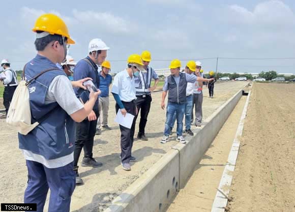 農業部農水署總工程司蕭福清率領委員督導南市大屯五及鹽水十七等早期農地重劃區農水路更新改善工程，肯定工程品質評定為甲等。（記者李嘉祥攝）