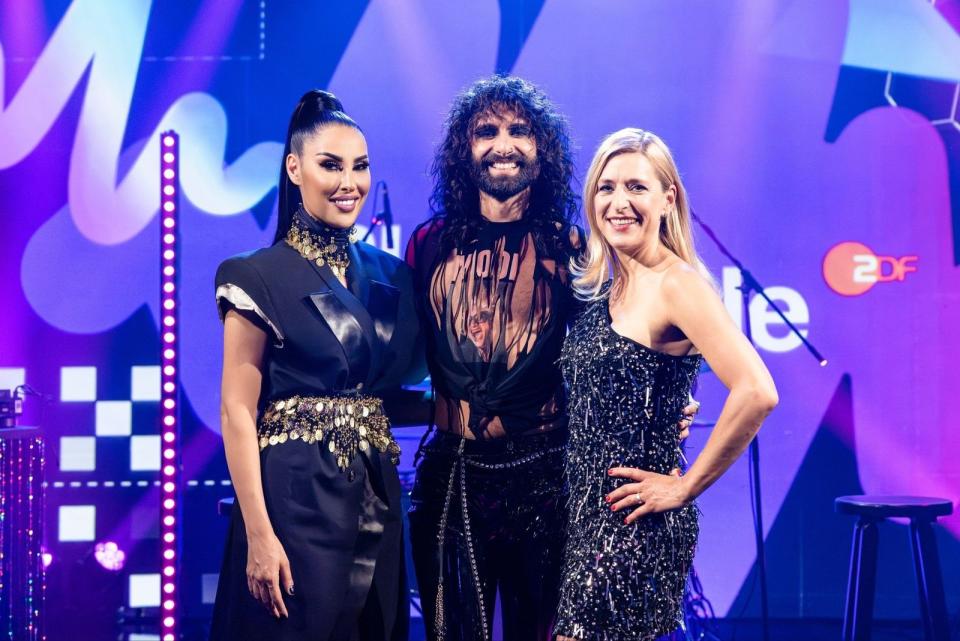 Bei "Music Impossible - Mein Song. Dein Sound." ließ Gastgeber Conchita Wurst Senna Gammour (links) und Stefanie Hertel aufeinandertreffen. (Bild: ZDF / Michael Clemens)