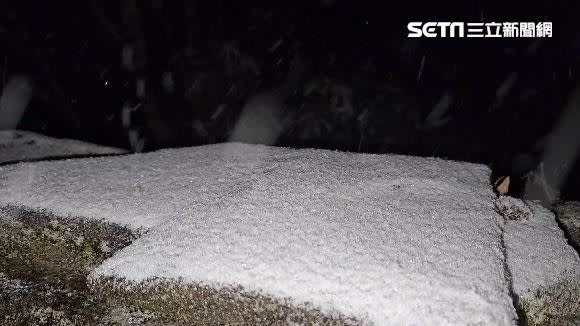 太平山凌晨持續下著冰霰，地面逐漸被白雪覆蓋。