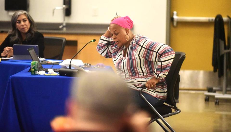 Beatrice McCutchen, miembro de la junta del Distrito Escolar de la Ciudad de Merced, habla durante una reunión de la junta, el martes 26 de septiembre de 2023, en Ada Givens Elementary, en Merced, California.