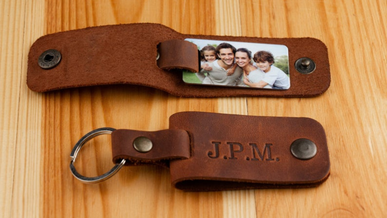 Best photo gifts: Photo and Engraved Keychain
