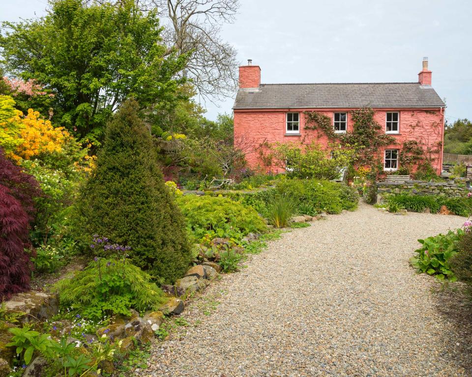 <p> Gravel can look contemporary, but it also works well alongside relaxed cottage garden. Take this pretty scene, for instance, which makes a lovely first impression. </p> <p> If you want to stick to a low-maintenance approach, line your driveway with a rockery. There are lots of drought tolerant plants to choose from that will offer color and texture. And the rocks themselves will give the space a more organic look, particularly if you allow them to become weathered and encourage the growth of moss. </p>