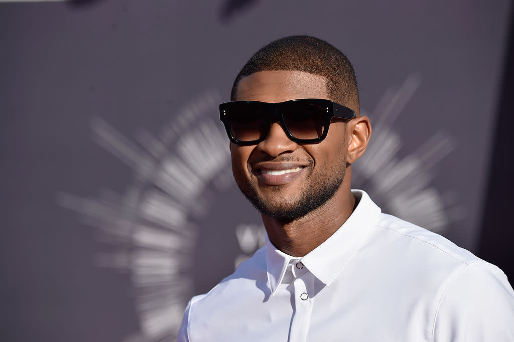 Watch Usher sensually praise natural hair into his front-facing camera