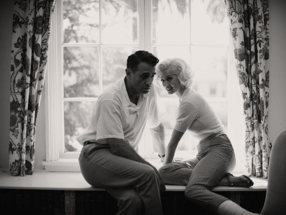 Blonde. L to R: Bobby Cannavale as The Ex-Athlete & Ana de Armas as Marilyn Monroe.