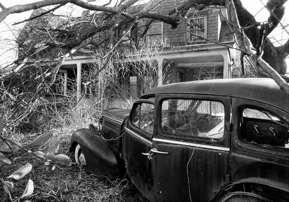 united states december 12 exterior of house where edith bouvier beale lives on west end road in east hampton, li photo by jim mooneyny daily news archive via getty images