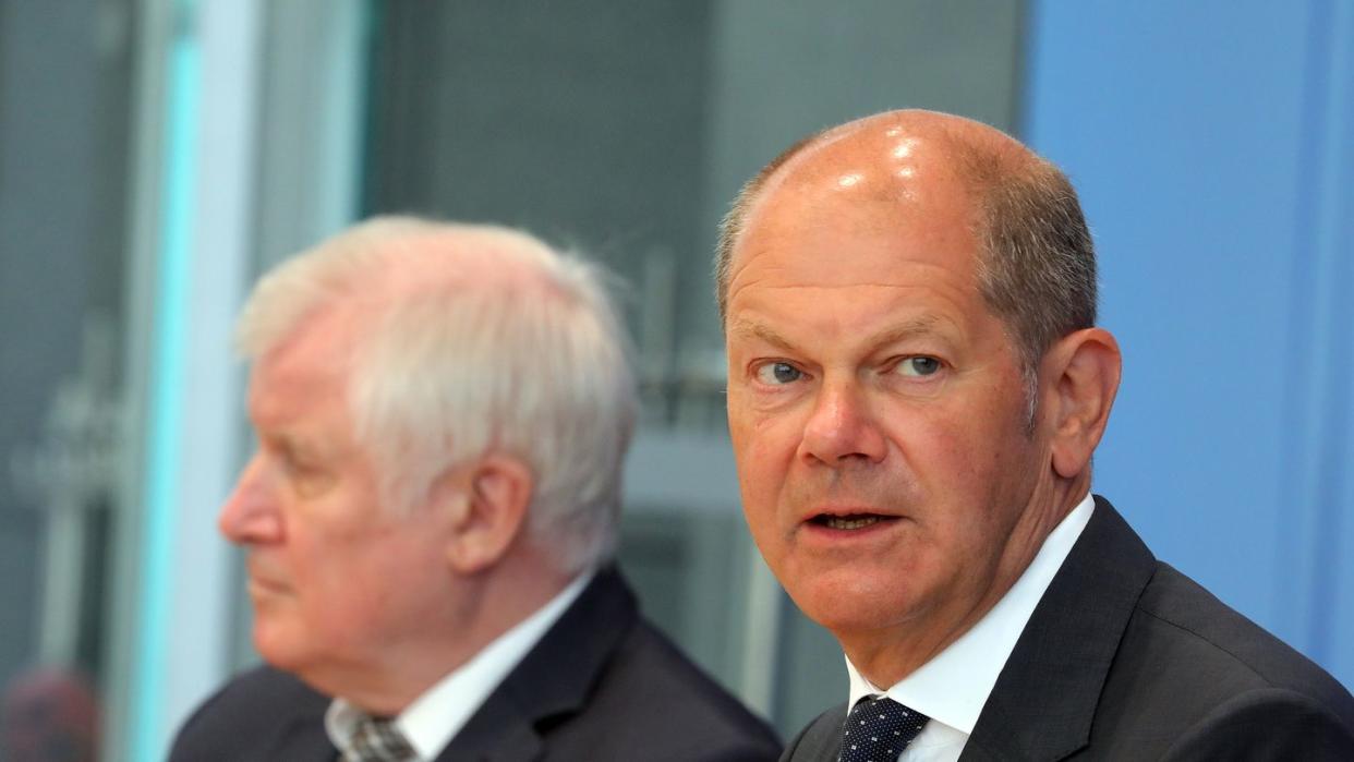 Bundesfinanzminister Olaf Scholz (r.) und Bundesinnenminister Horst Seehofer stehen Journalisten Rede und Antwort.