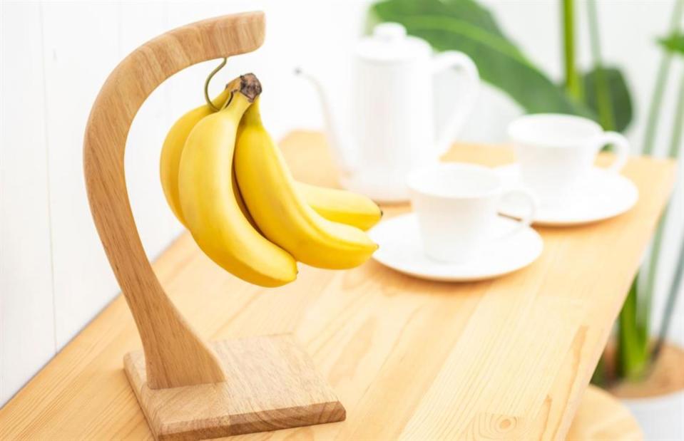 Bananenhalter sind eine sinnvolle Investition. (Bild: kai keisuke/Shutterstock)