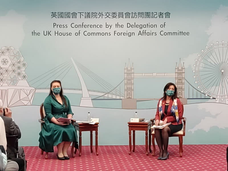 英國下議院外交委員會主席柯恩詩(Alicia Kearns，左)率團來訪，2日在外交部舉行記者會 (央廣記者王照坤 攝)