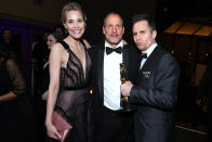 <p>Best Supporting Actor winner Rockwell celebrated with his Three Billboards Outside Epping, Missouri costar, his longtime girlfriend, and a little guy named Oscar at the Governors Ball. (Photo: Angela Weiss/AFP/Getty Images) </p>