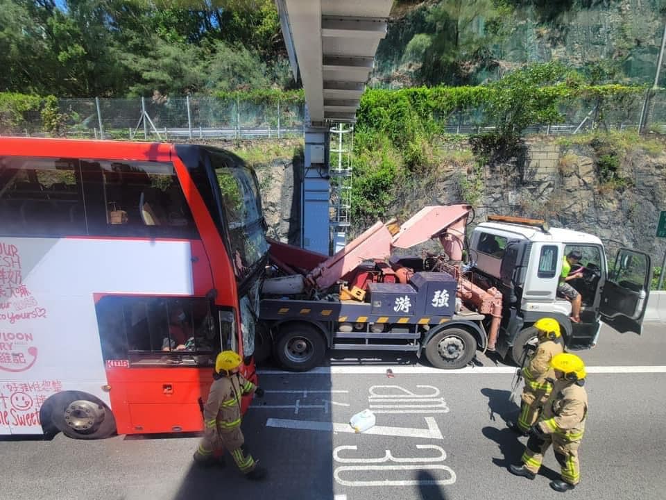 有巴士司機一度被困，需由消防人員救出。（網上相片）