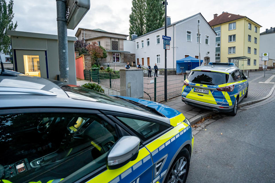 Polizeifahrzeuge vor der Synagoge in Hagen am Donnerstagmorgen (Bild: Markus Kümper/Sauerlandreporter/dpa)