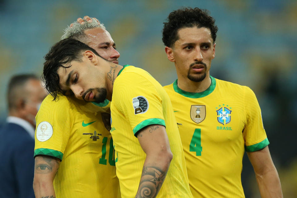 RIO DE JANEIRO, BRAZIL - JULY 10: Neymar Jr. of Brazil is comforted by teammates Marquinhos and Lucas Paqueta after the final of Copa America Brazil 2021 between Brazil and Argentina at Maracana Stadium on July 10, 2021 in Rio de Janeiro, Brazil. (Photo by Alexandre Schneider/Getty Images)