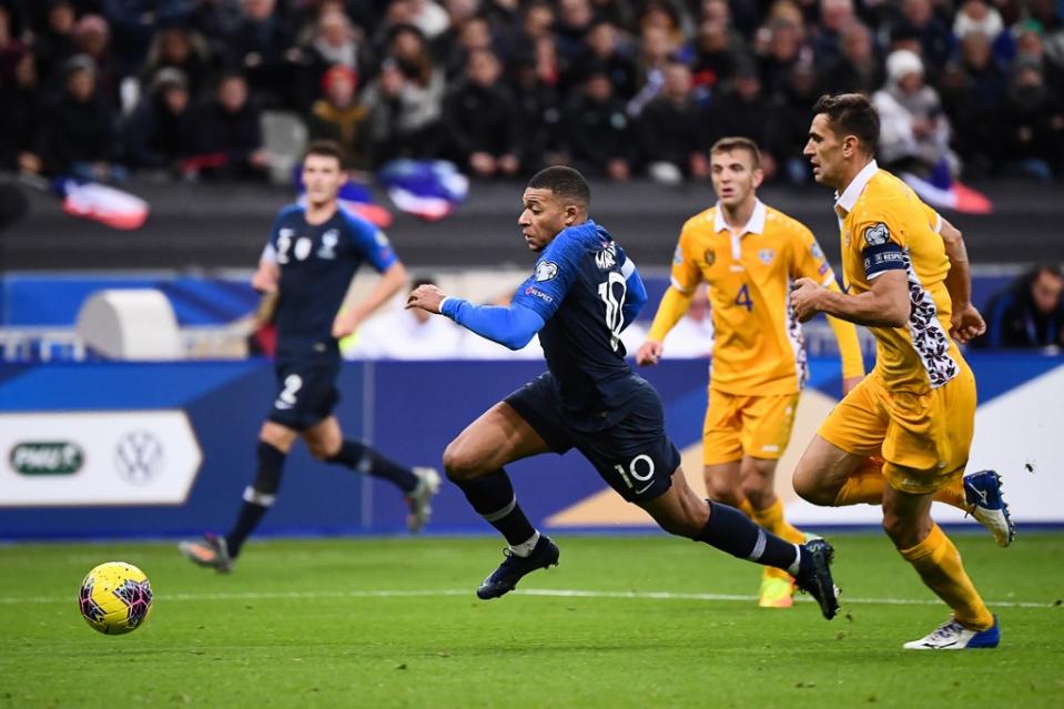 C'est parti pour la deuxième période entre les Bleus et la Moldavie. Pas de changement à noter, mais trois joueurs français sont partis à l'échauffements : Ben Yedder, Sissoko et Lemar. (crédit AFP)